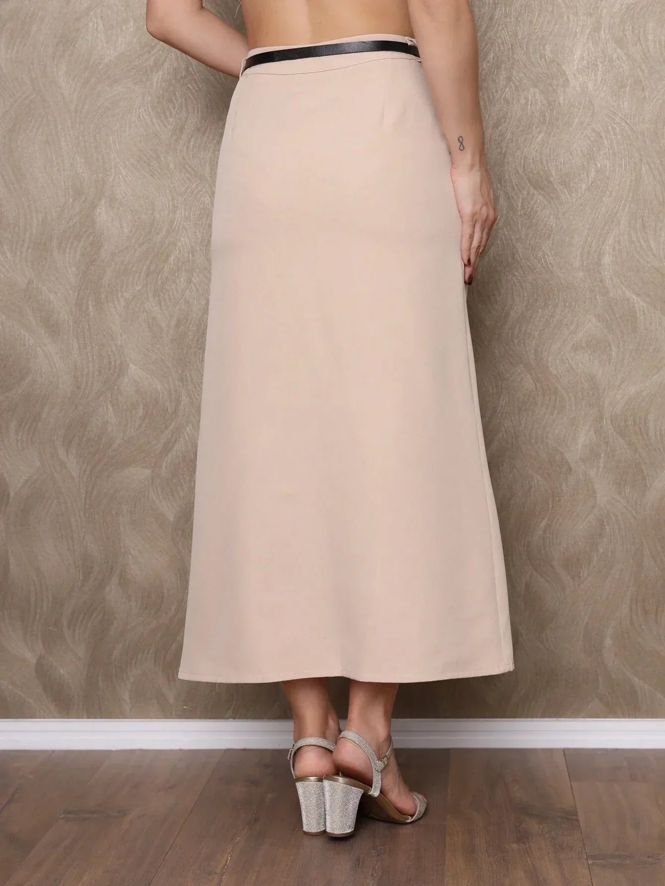 Saia de Alfaitaria Com Fenda na Frente