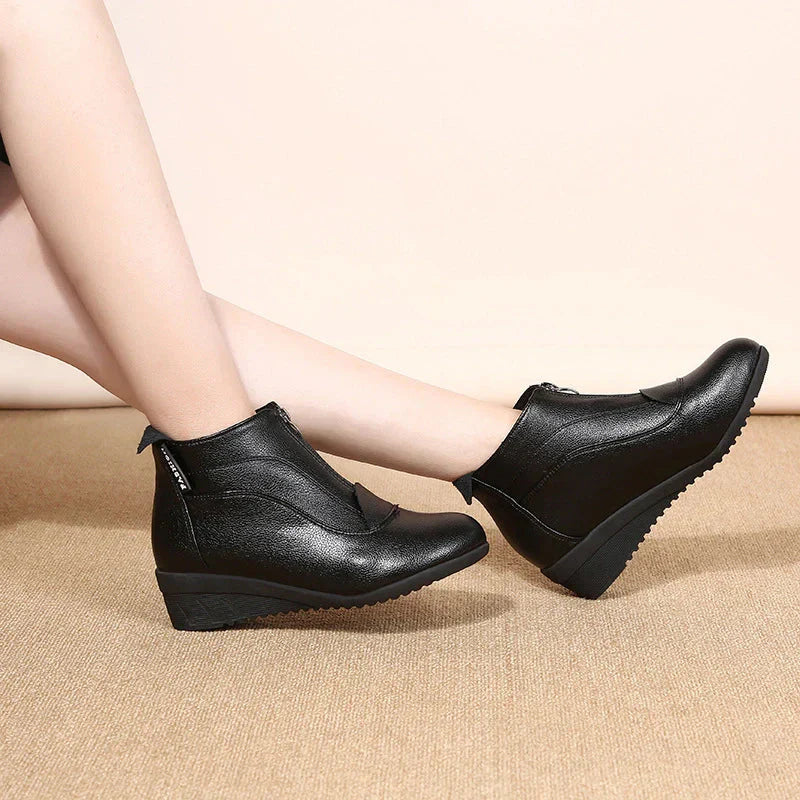 Bota de Couro Cano Curto Feminina