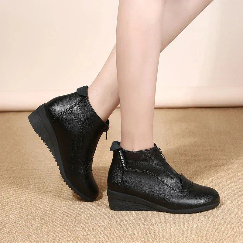 Bota de Couro Cano Curto Feminina