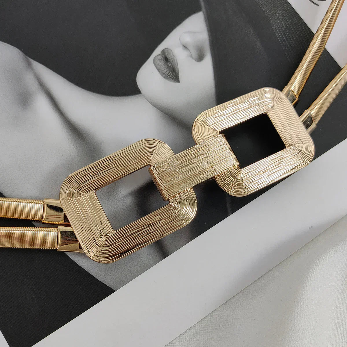 Cinto Feminino Dourado com Fivela