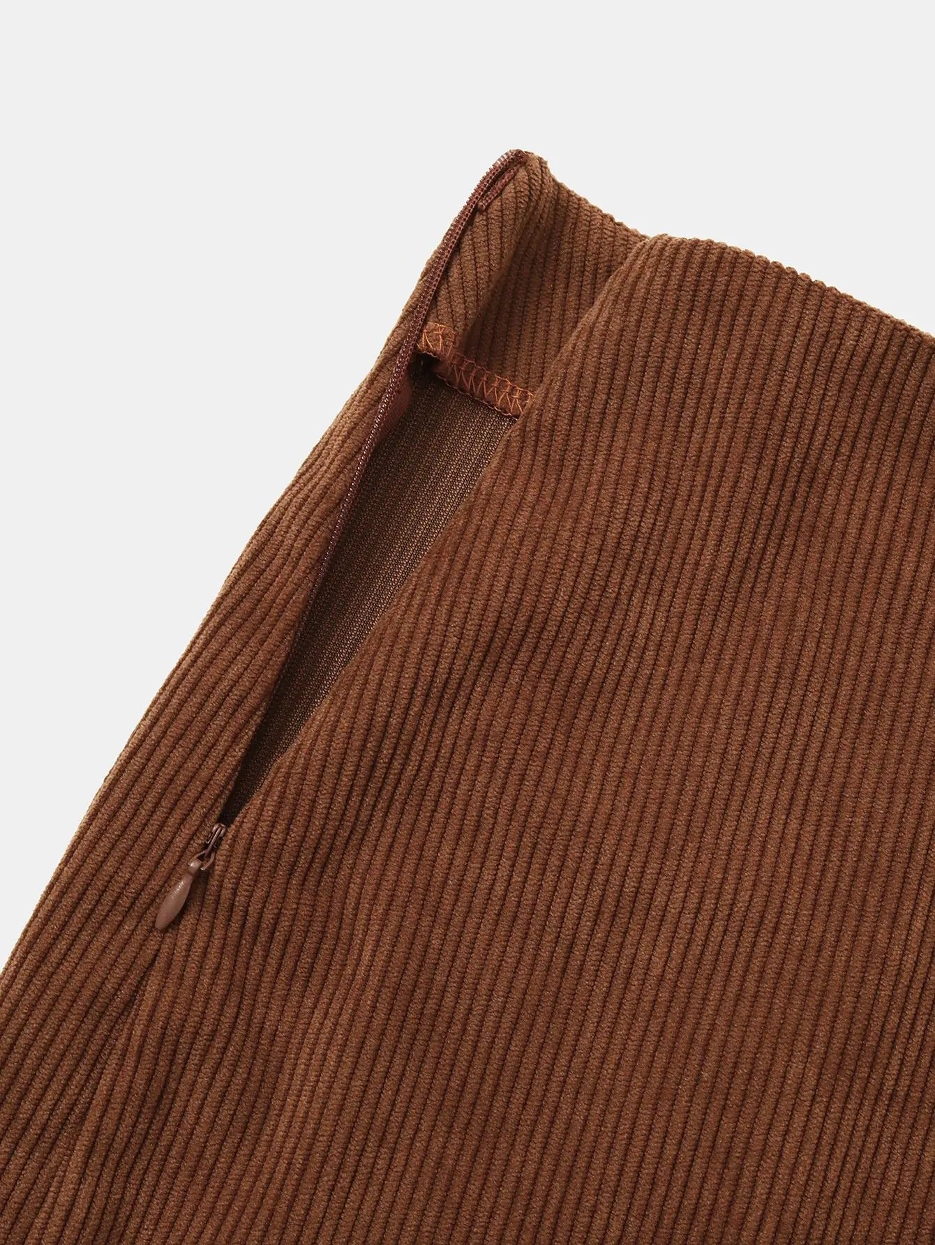 Saia Curta de Veludo com Botões